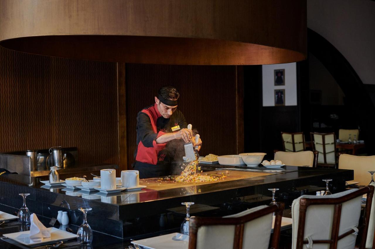 Mosaique Beach Resort Taba Heights Экстерьер фото A chef at work