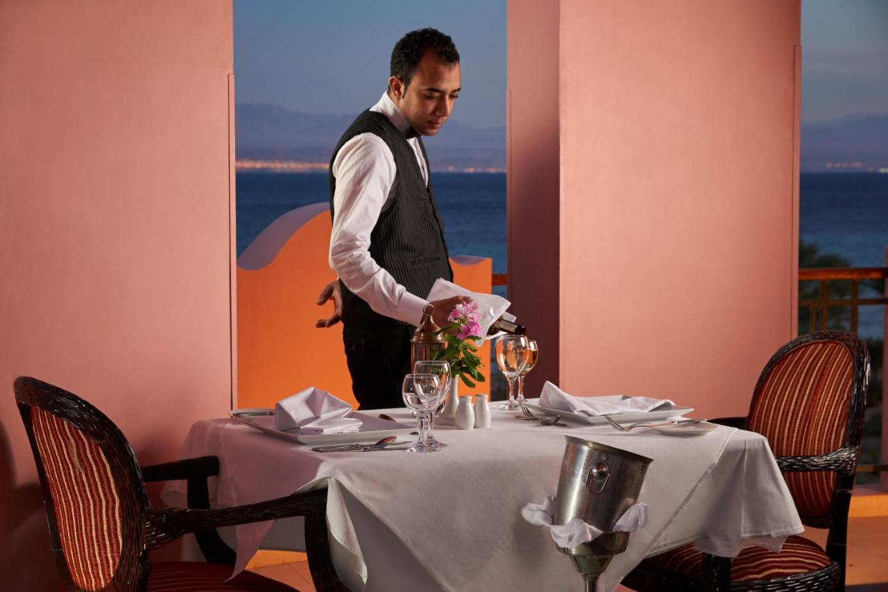 Mosaique Beach Resort Taba Heights Экстерьер фото A waiter at a restaurant