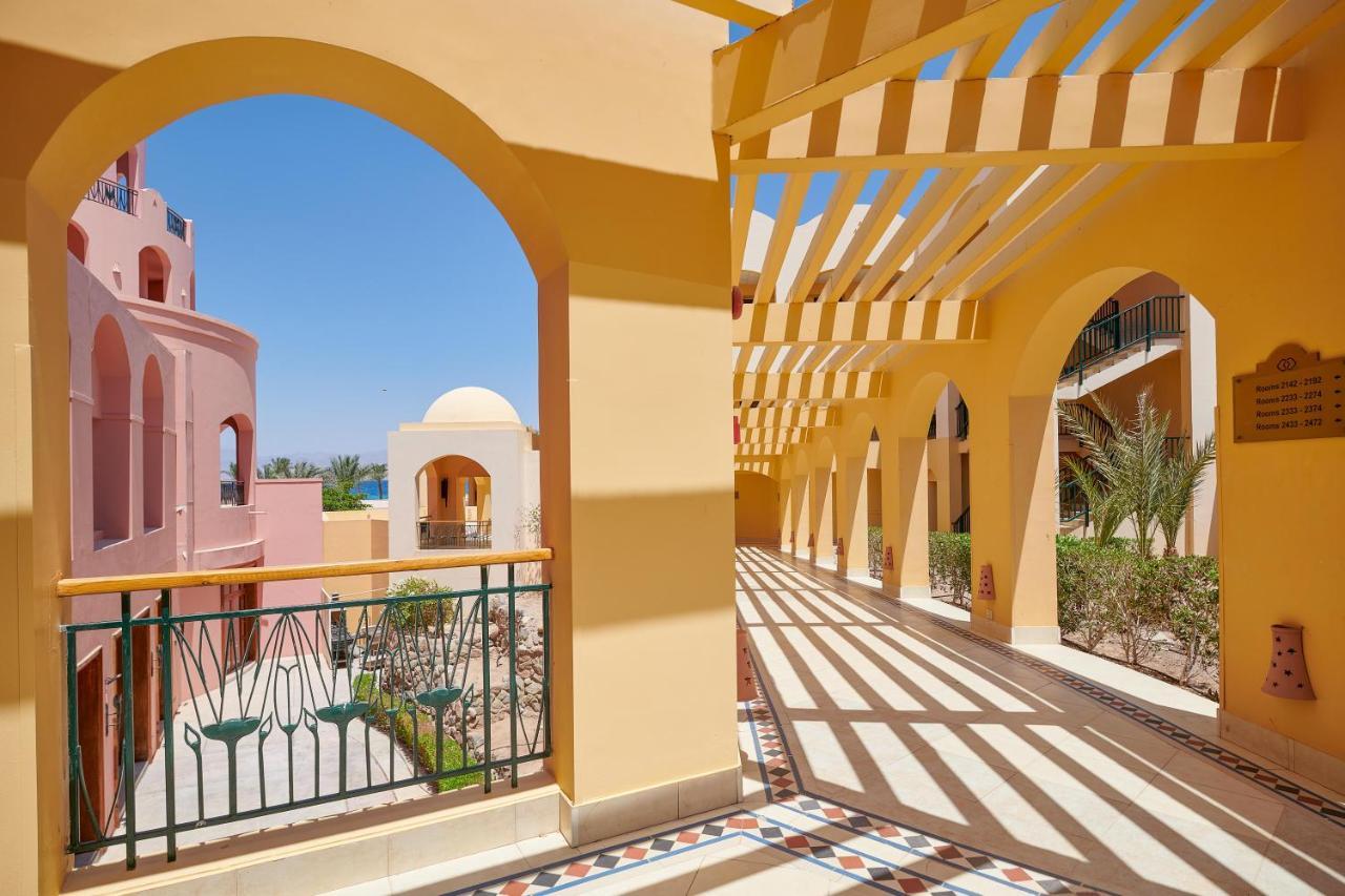 Mosaique Beach Resort Taba Heights Экстерьер фото The resort's architecture