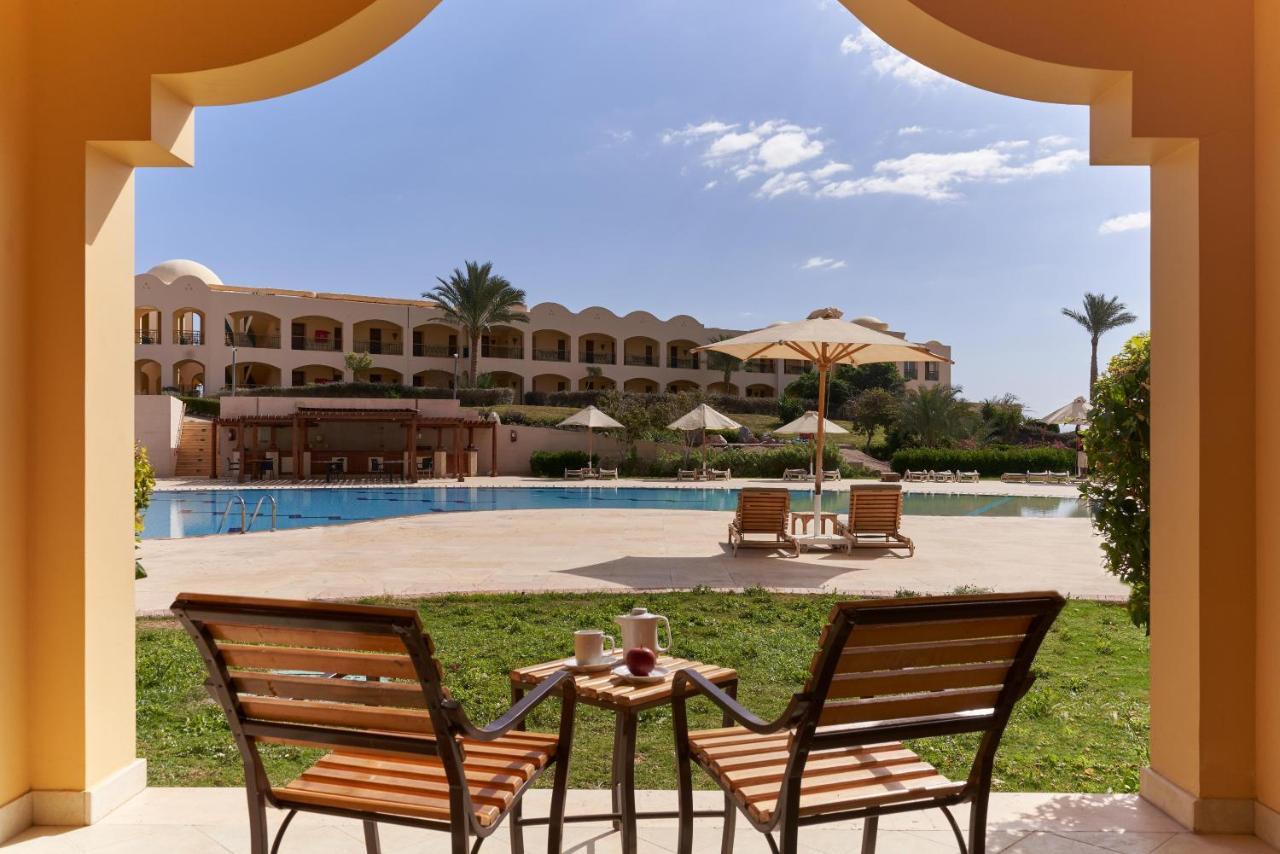 Mosaique Beach Resort Taba Heights Экстерьер фото The swimming pool at the hotel